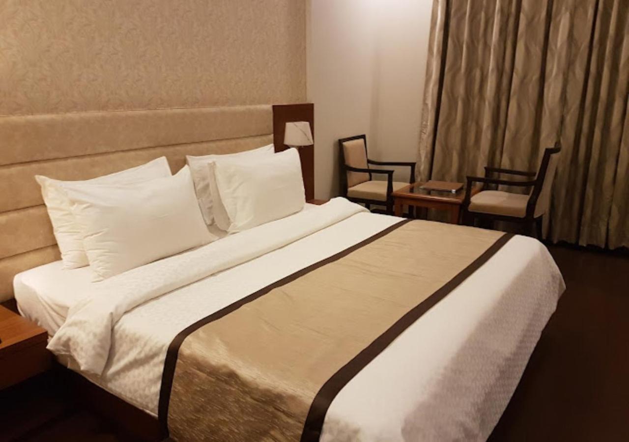 Hotel The India Benares Esterno foto