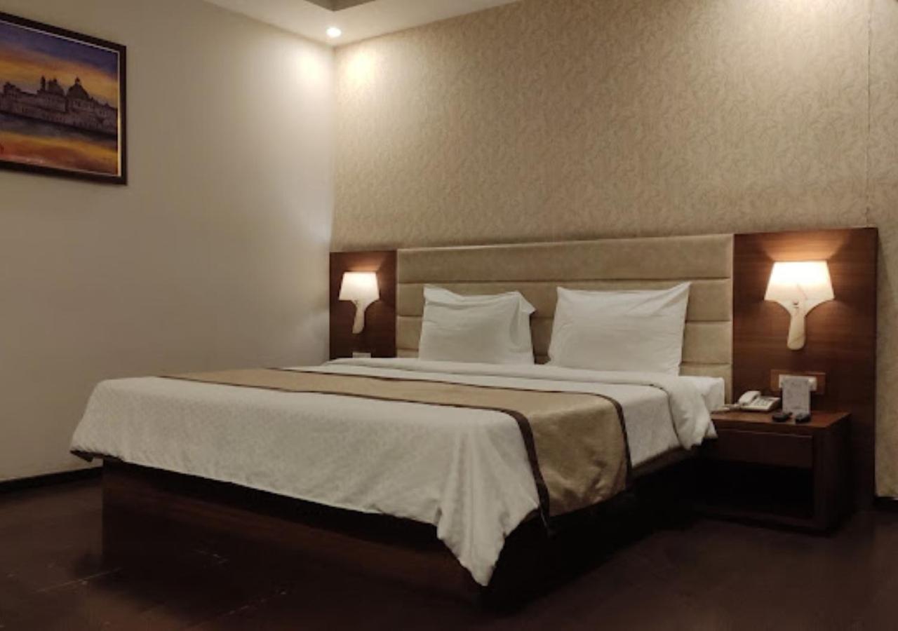 Hotel The India Benares Esterno foto