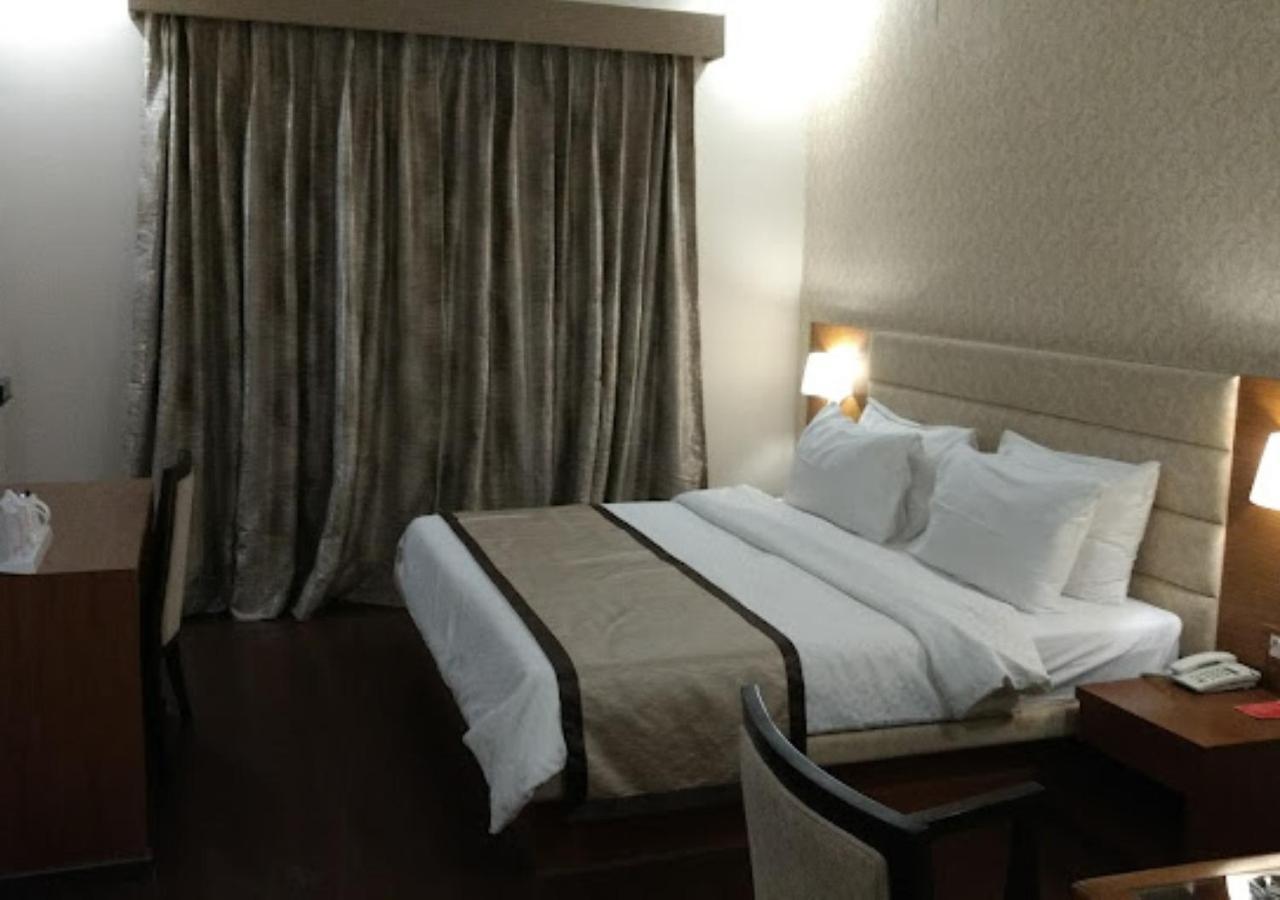 Hotel The India Benares Esterno foto