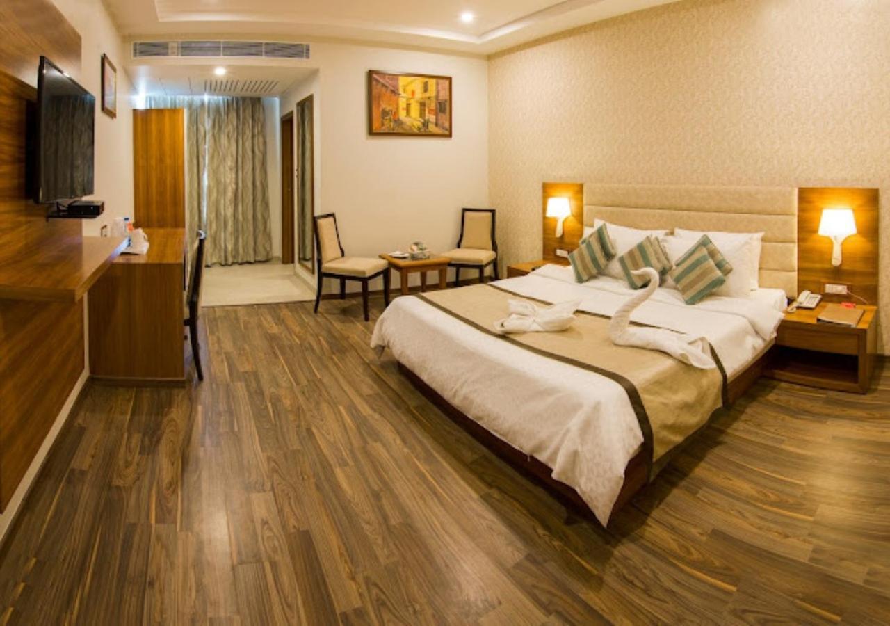 Hotel The India Benares Esterno foto