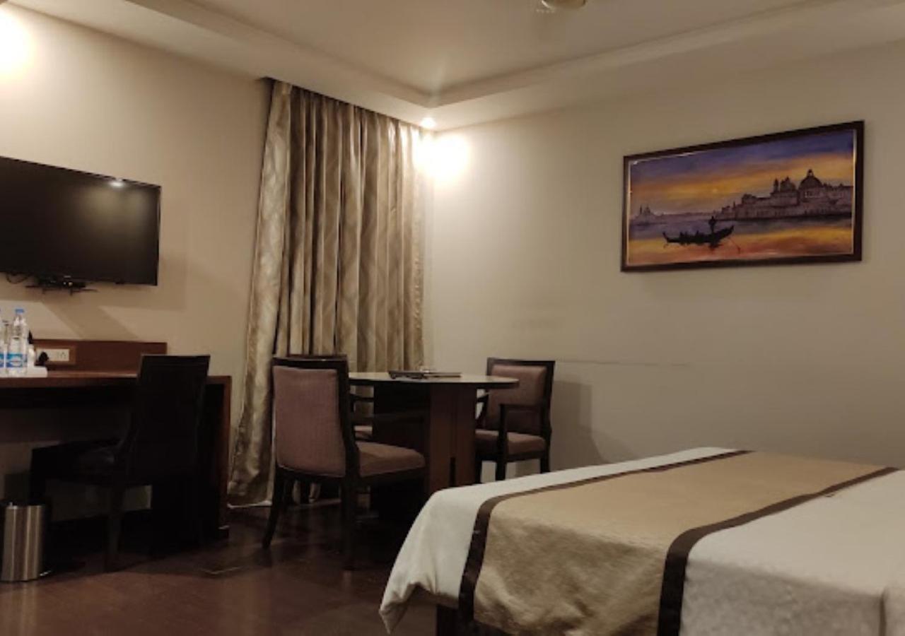 Hotel The India Benares Esterno foto